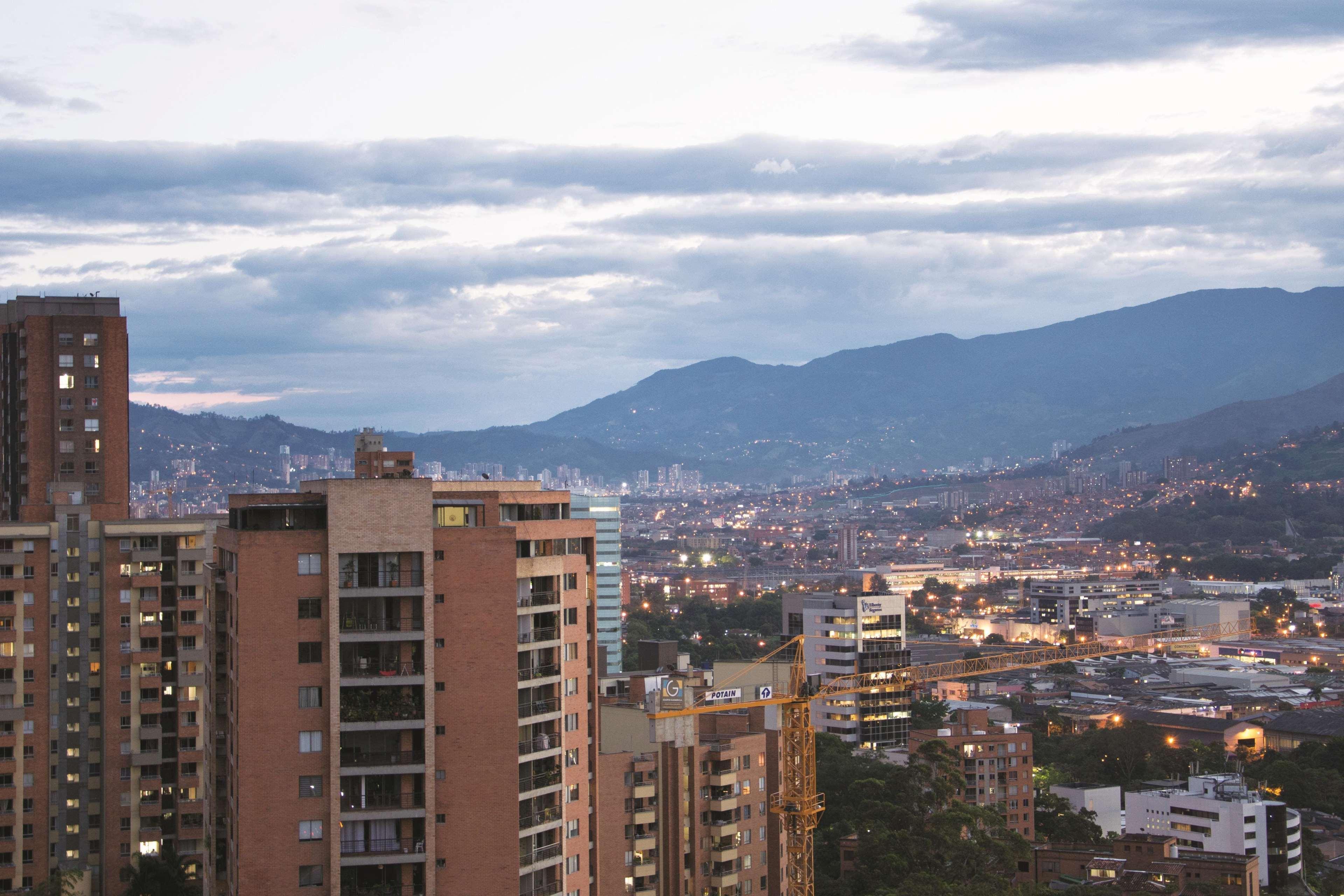 La Quinta By Wyndham Medellin Hotel Exterior photo