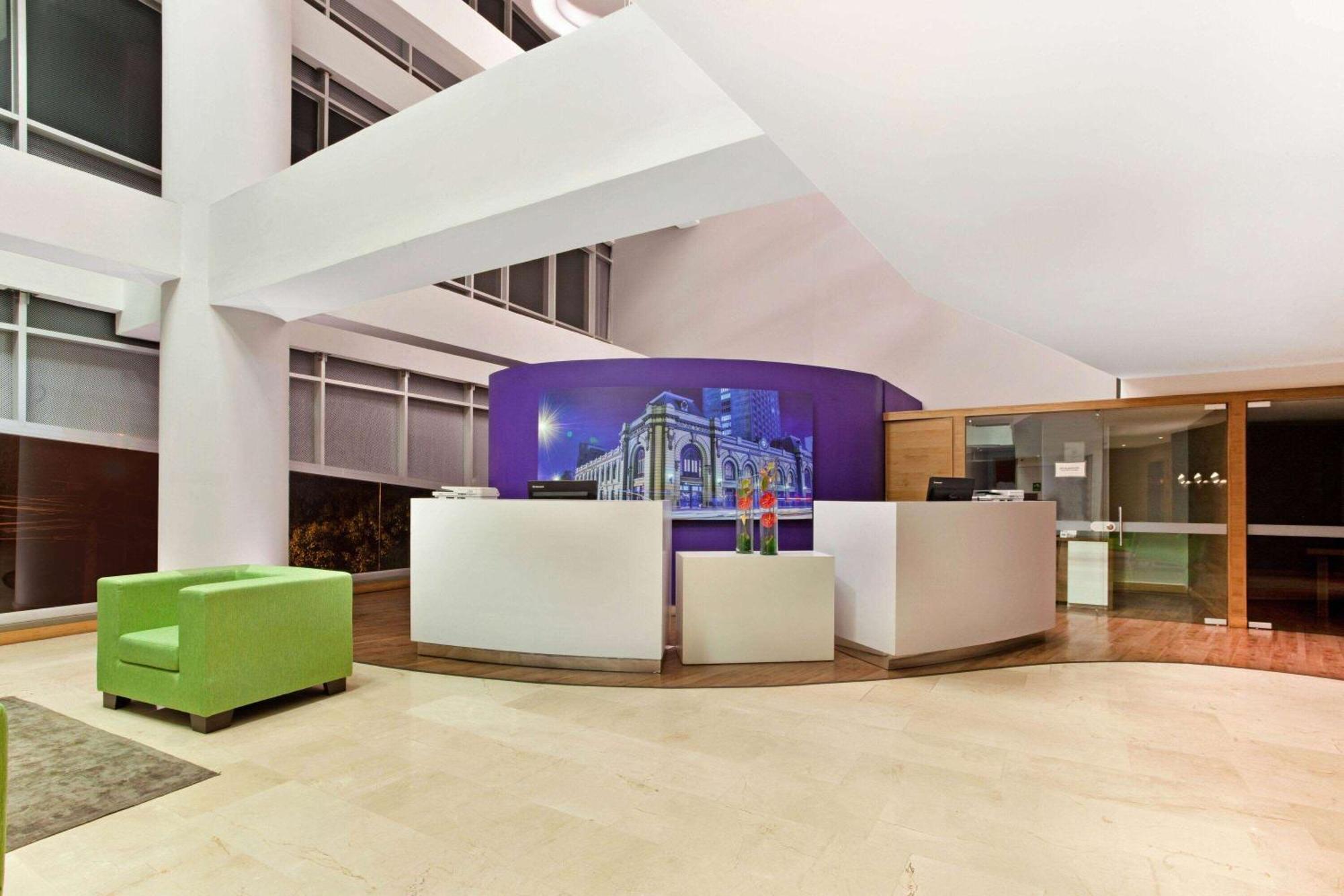 La Quinta By Wyndham Medellin Hotel Exterior photo